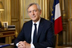 Bureau institutionnel au Sénat français avec décor solennel, boiseries et drapeau tricolore